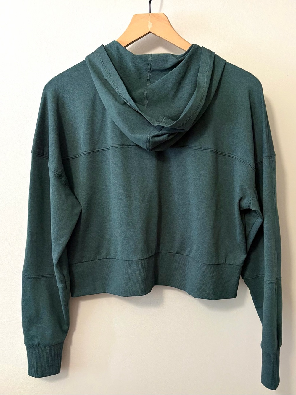 Vuori Halo Half Zip Cropped Hoodie Grove Heather Green - Picture 8 of 10